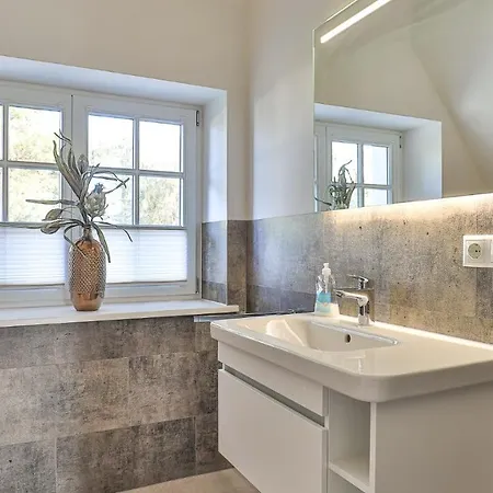 Kapitaenshaus Bruecke Born